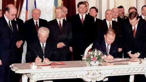 Подписание Договора о дружбе, сотрудничестве и партнёрстве между Российской Федерацией и Украиной