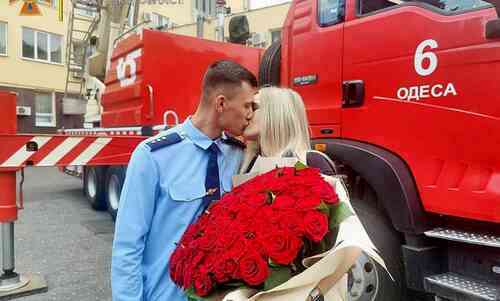 Descended from heaven: Odessa rescuer made an extraordinary offer to his girlfriend (photo, video) «photo»
