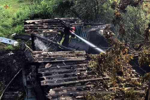 Вогонь приборкали і він не встиг поширитись на поруч розташовані будівлі