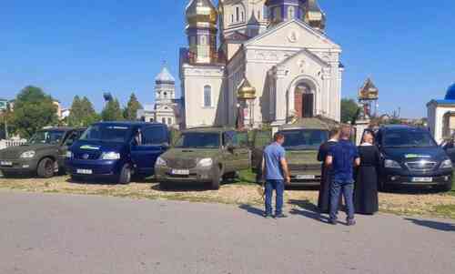 У Боднарові під Калушем освятили п’ять авто, які відправляють захисникам на передову (ФОТО)