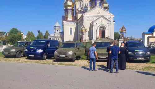 У Боднарові під Калушем освятили п’ять авто, які відправляють захисникам на передову (ФОТО)