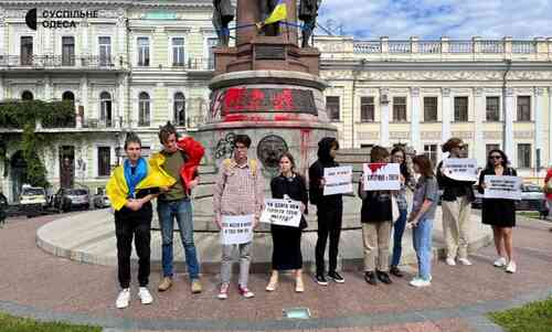 “Катерина – Путін”: одесіті протестують біля пам'ятника російській цариці (фото) «фото»