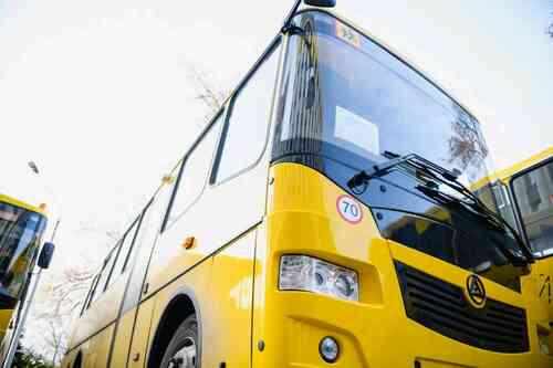 Громади Дніпропетровщини цьогоріч отримали перші 10 шкільних автобусів