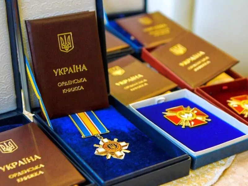 Зеленський нагородив 141 захисника України (посмертно)