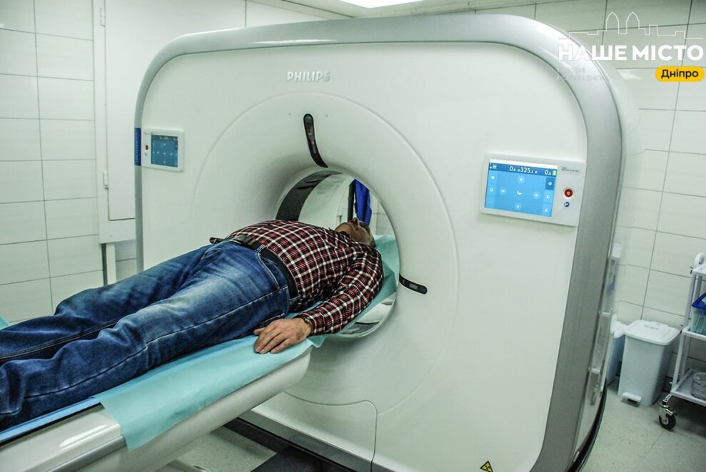 У міській лікарні Дніпра № 4 пацієнтів обстежують на новому цифровому томографі
