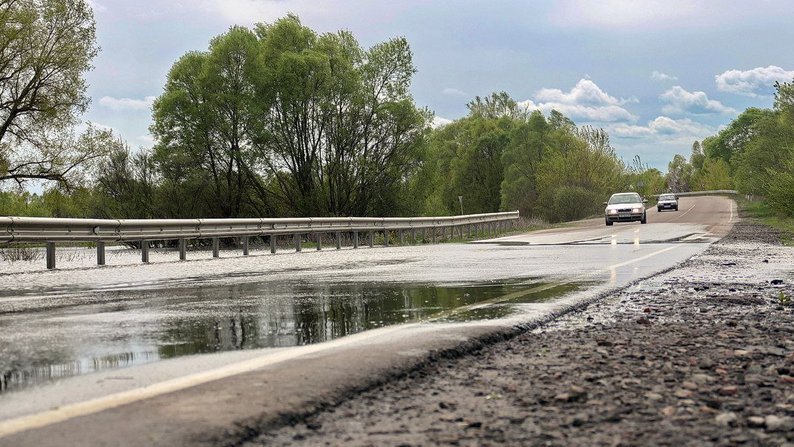 До критичного рівня заплави Десни залишається 50 см – дорогу на кордоні Сумської та Чернігівської областей залило водою