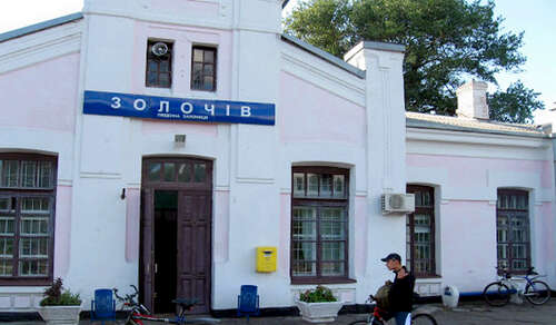 Два человека пострадали из-за удара КАБ по зданию почты в Золочеве